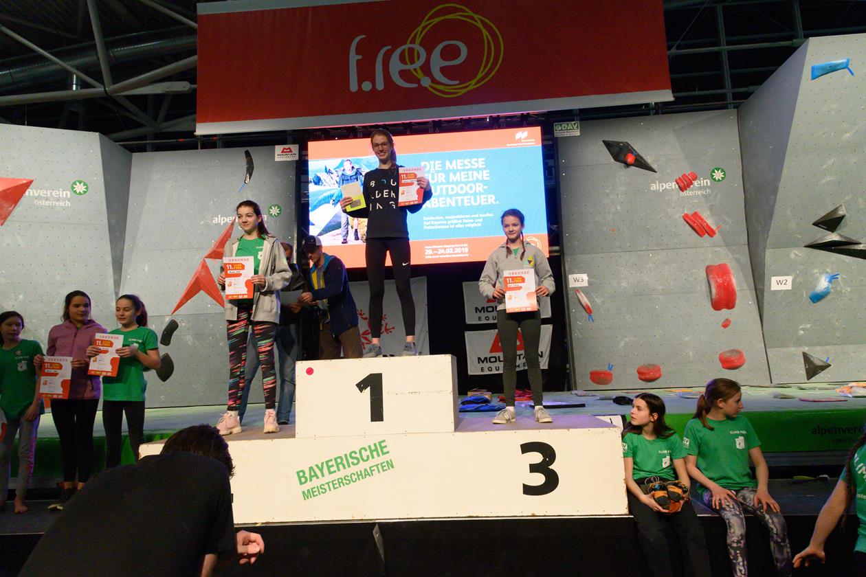 Boulderwelt Youngsters beim Boulder Wettkampf auf der Climb Free