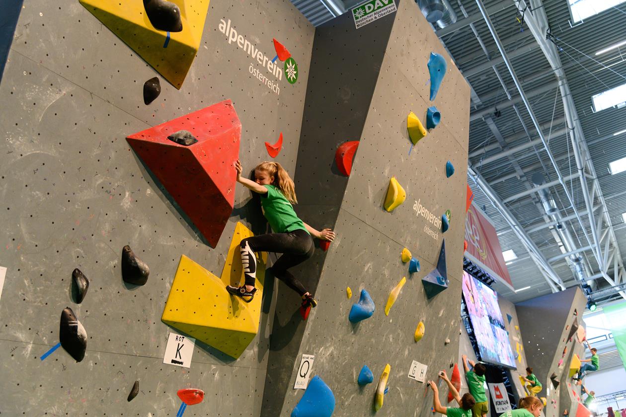 Boulderwelt Youngsters beim Boulder Wettkampf auf der Climb Free