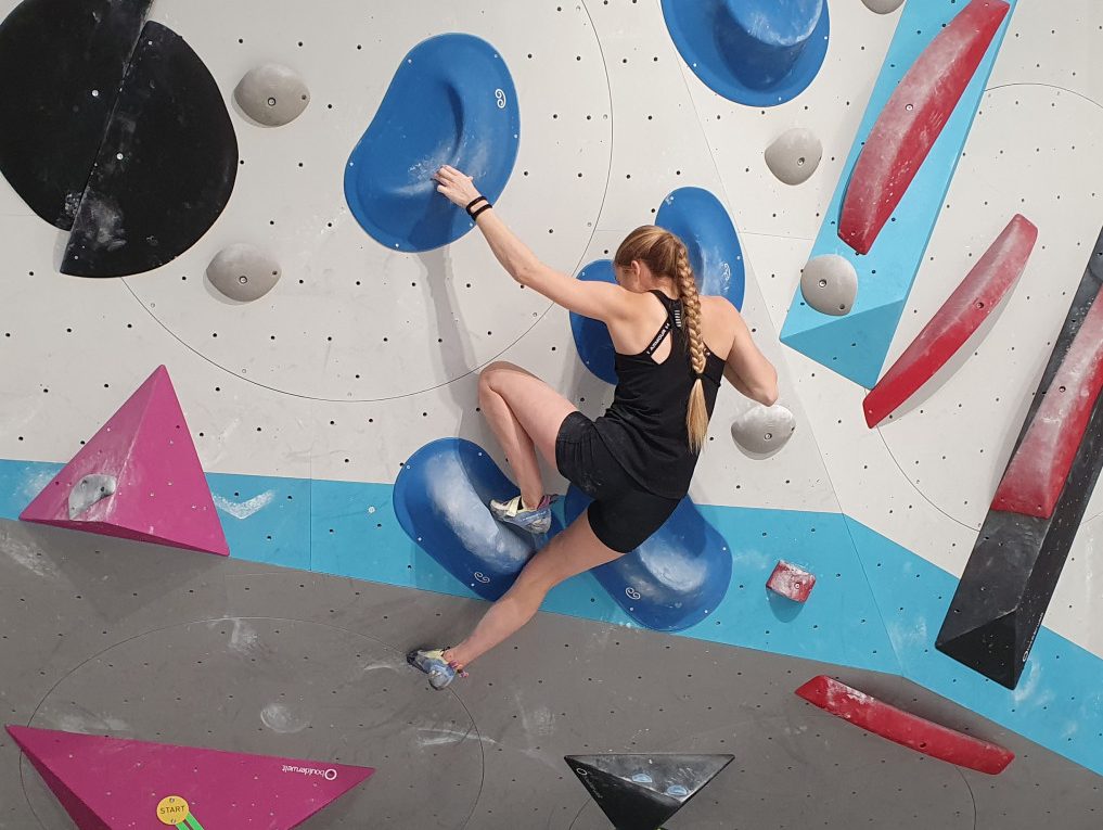 Boulderwelt Athletin Anna beim Bouldern