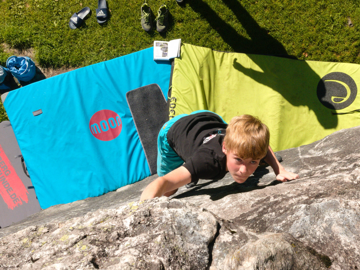 Boulderwelt Athlet Jonas beim Bouldern