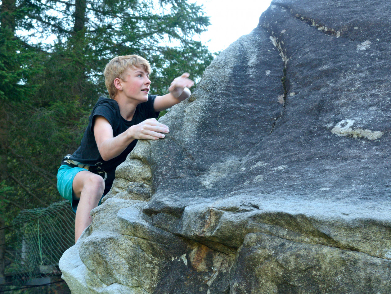 Boulderwelt Athlet Jonas beim Bouldern