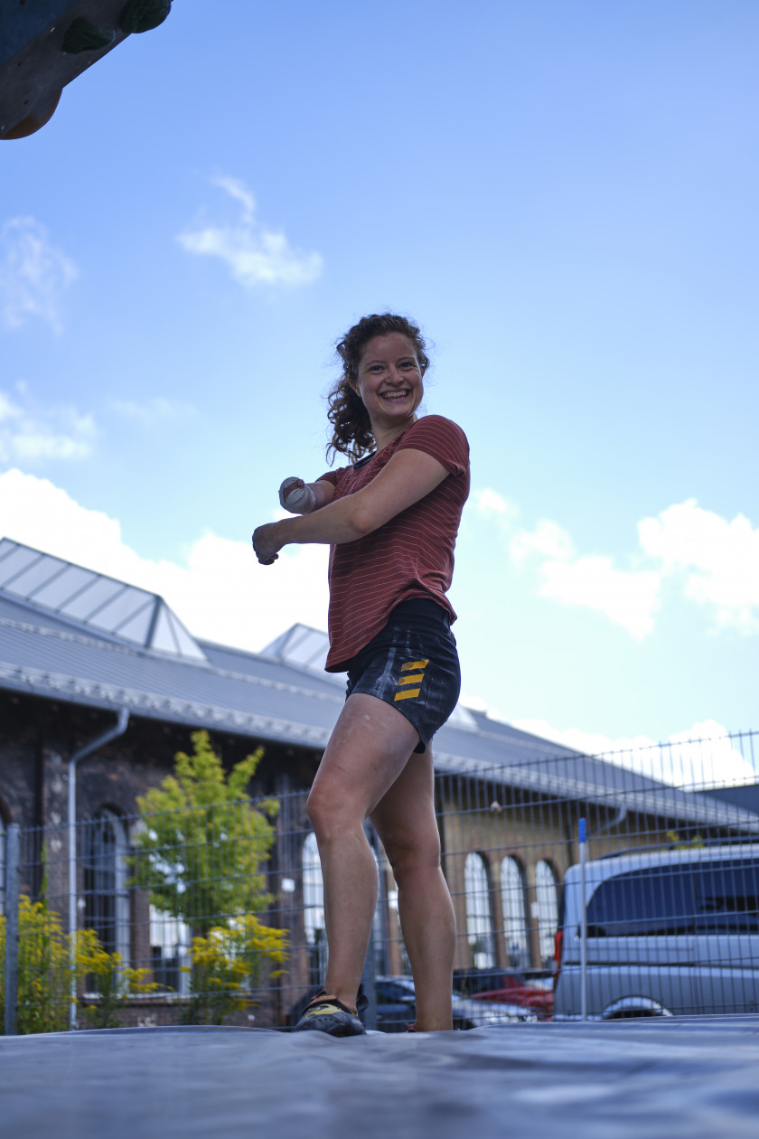 Unsere Boulderwelt Pro-Athletin aus dem PAraclimbing Team Corinna Wimmer